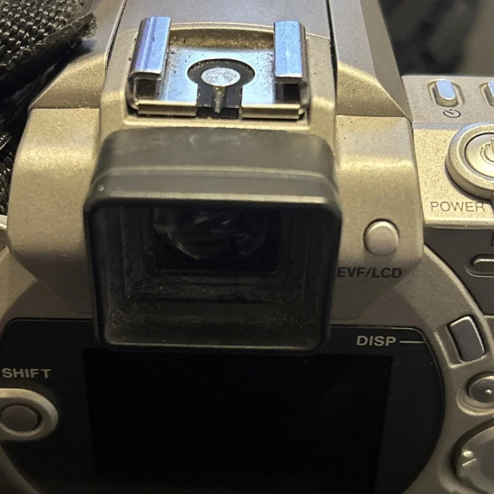 Fujifilm FinePix 4900 Zoom Digital Camera Kit w/ Case Logic TSC-5 Bag